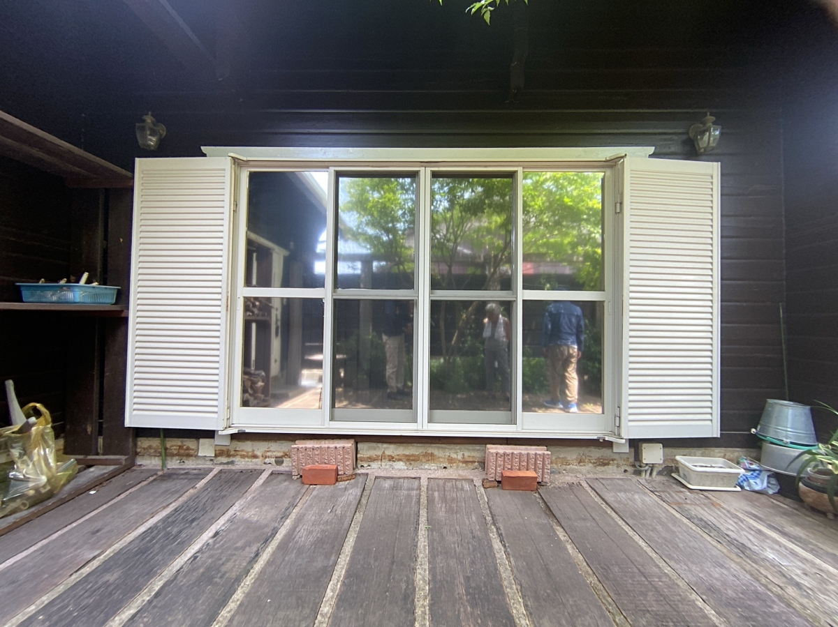 さくらエステート 大牟田店の【これで台風も安心】壊れて動かない雨戸を新しく交換の施工前の写真2