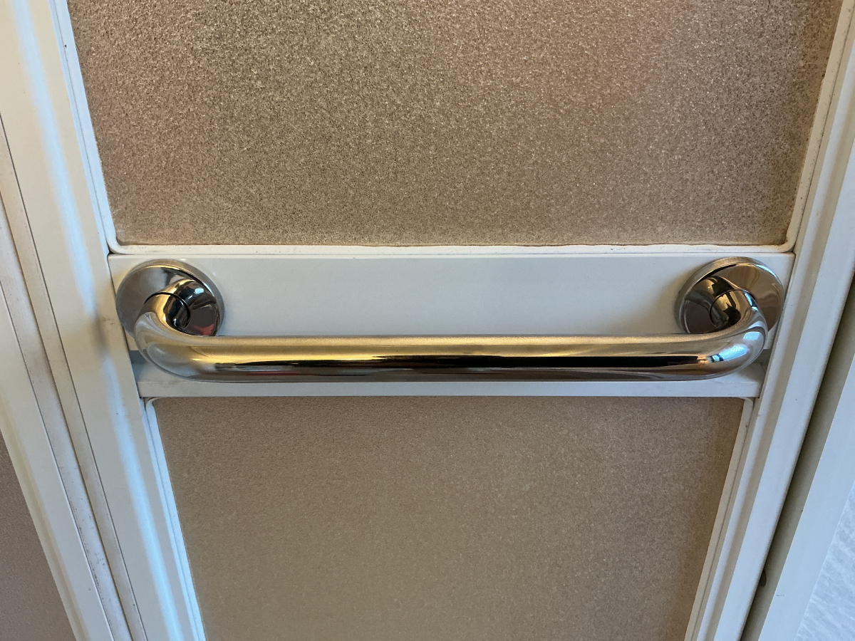 さくらエステート 大牟田店の浴室ドアが開かない！古いドアも加工で快適に再生の施工後の写真2