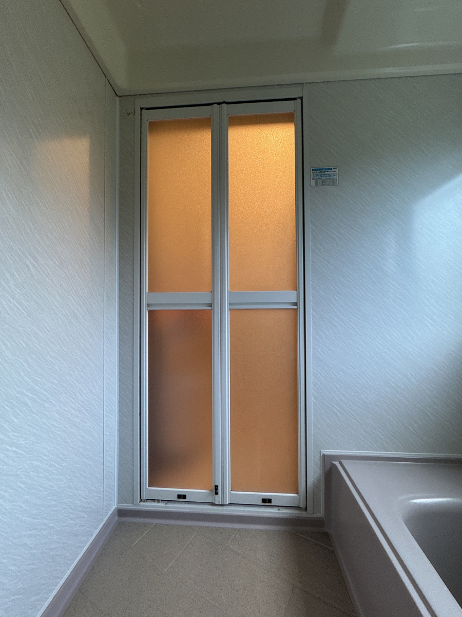 さくらエステート 大牟田店の浴室ドアが開かない！古いドアも加工で快適に再生の施工前の写真1