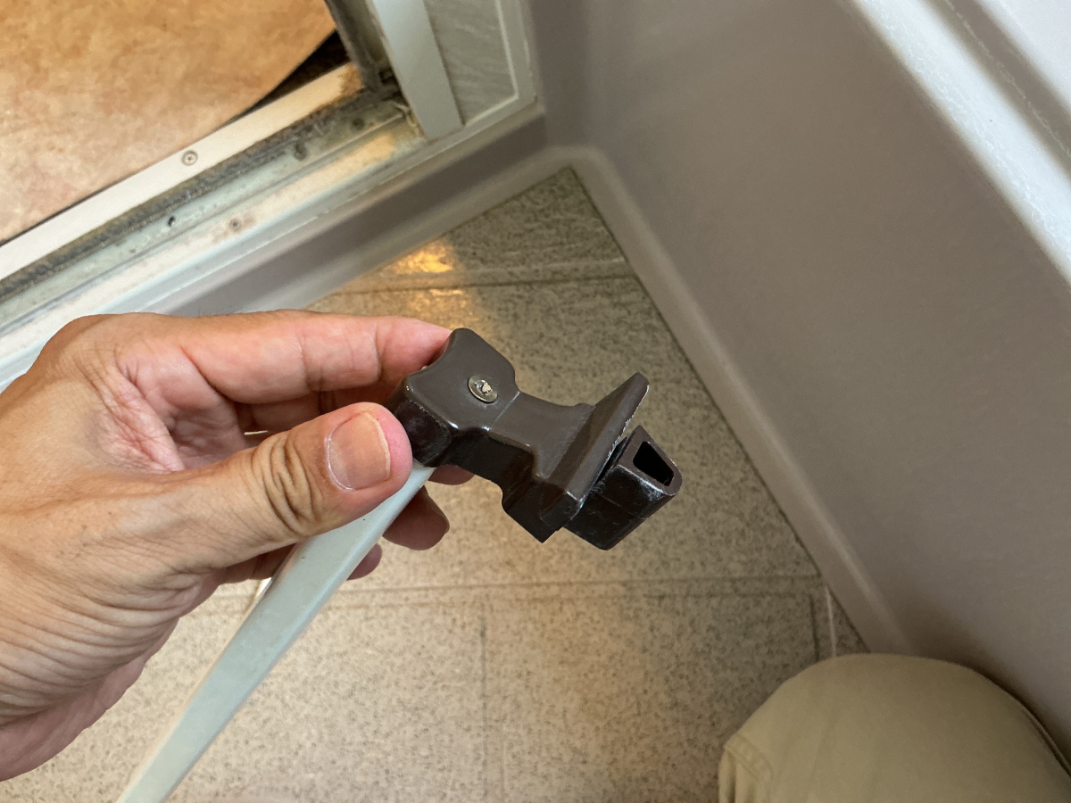 さくらエステート 大牟田店の浴室ドアが開かない！古いドアも加工で快適に再生の施工前の写真3