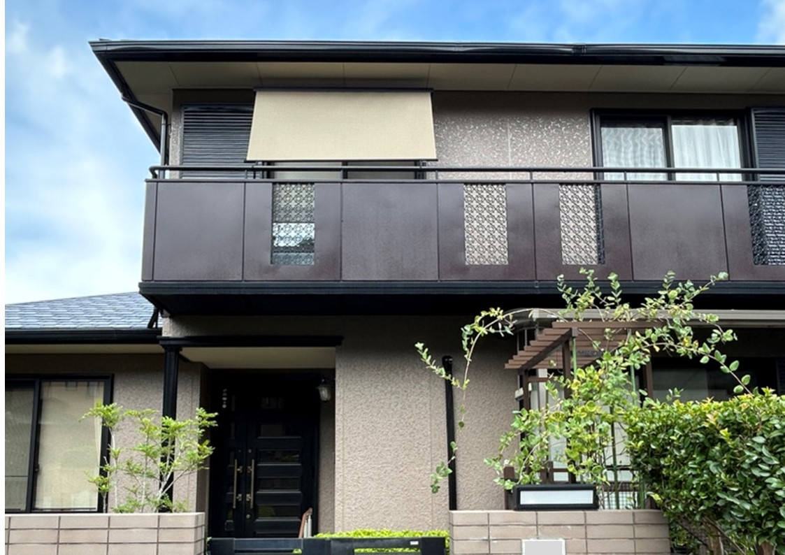 さくらエステート 大牟田店のお洒落なスタイルシェードを施工させて頂きました。の施工後の写真1