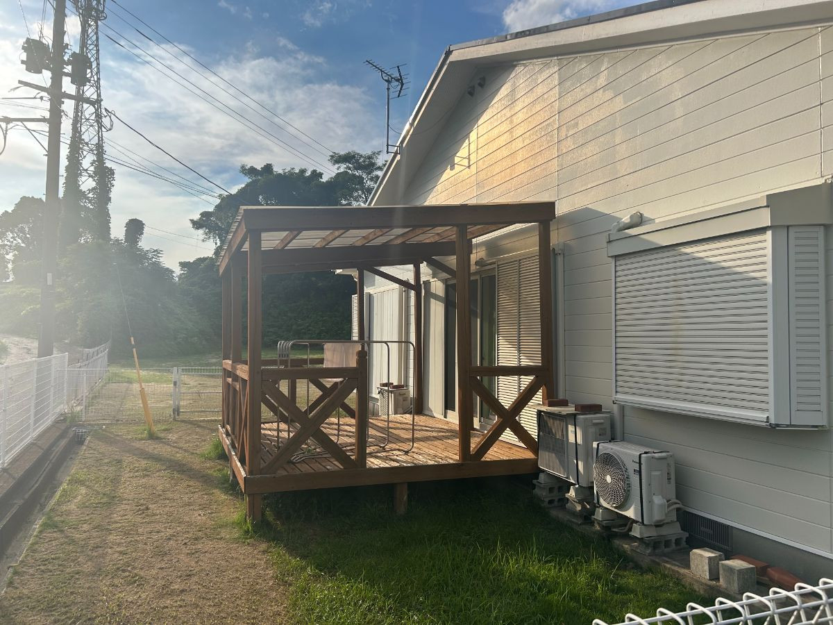 さくらエステート 大牟田店の【サニージュ施工】腐食した木製ウッドデッキを快適ガーデンルームへの施工前の写真1