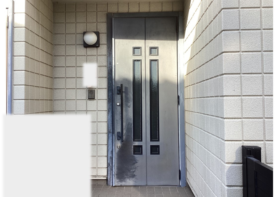 さくらエステート 大牟田店の閉まり難くなった玄関ドアを取り替えて美しくの施工前の写真1
