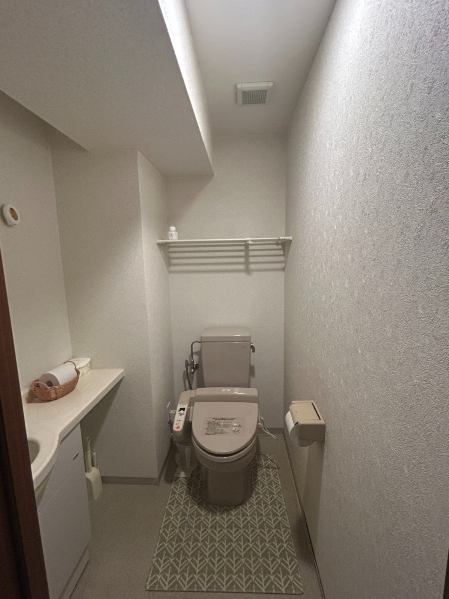 さくらエステート 大牟田店の主婦に人気！短工期で叶う窓とトイレの快適リフォームの施工前の写真1