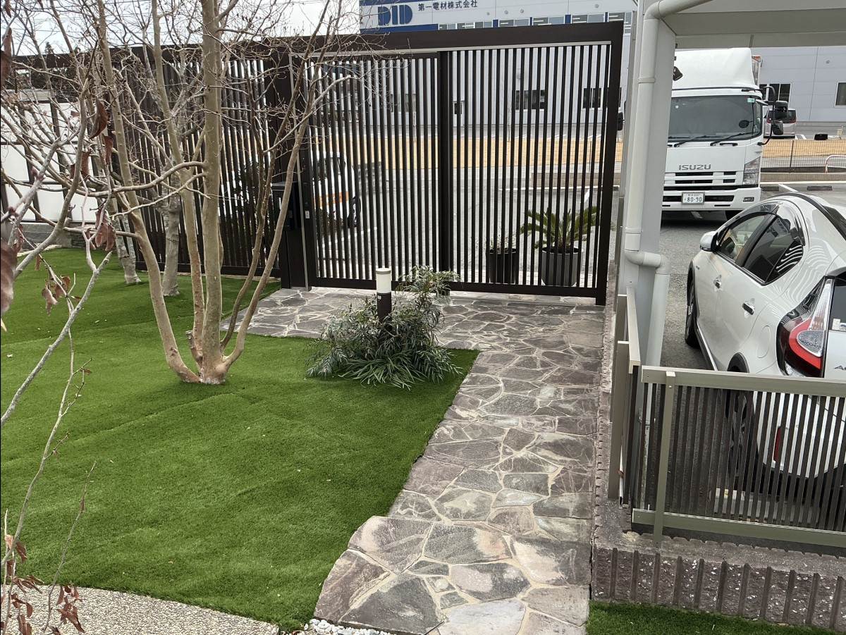 さくらエステート 大牟田店の家族を守る外構リフォーム。歩行補助手すりで叶えるストレスフリーな生活の施工前の写真2